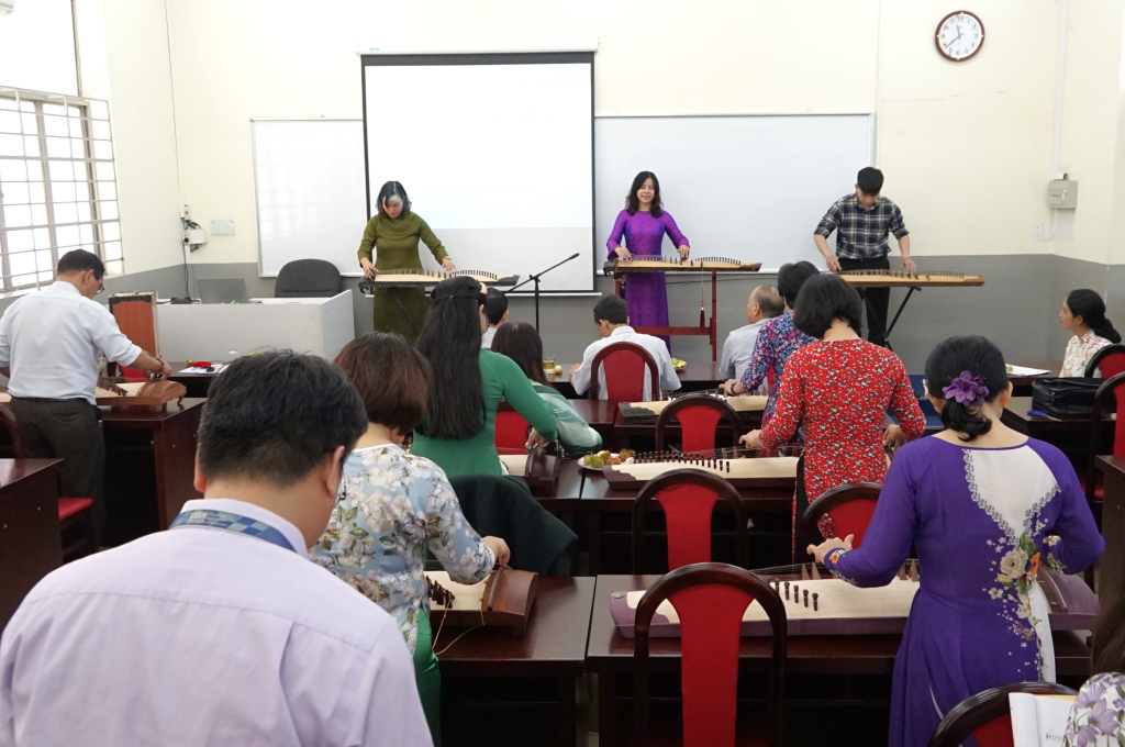 Học viên trình bày các nhạc phẩm như “Giấc mơ trưa”, “Lý cây đa”, “Nhật ký của mẹ”… trong buổi bế giảng - Ảnh: Phạm Trí