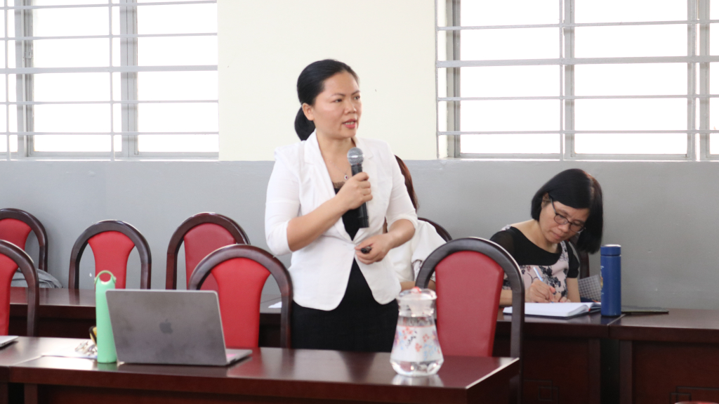 TS. Nguyễn Thị Hảo trình bày thực trạng phát triển chương trình đào tạo tại Trường ĐH KHXH&NV - Ảnh: Nhật Ánh