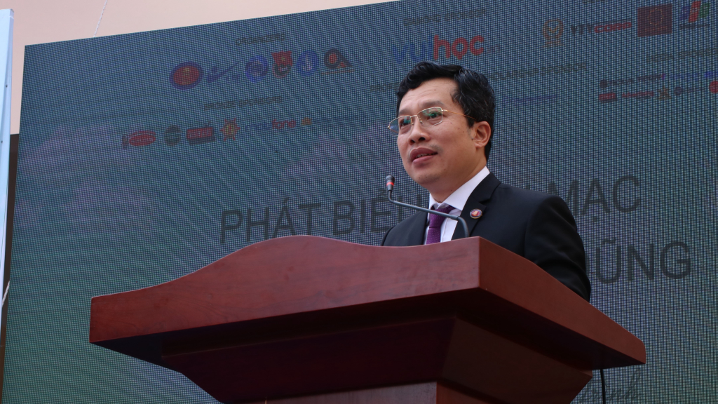 TS. Lê Hoàng Dũng cho biết ngày hội là hoạt động thường xuyên trong hướng nghiệp của Trường - Ảnh: Thanh Bình