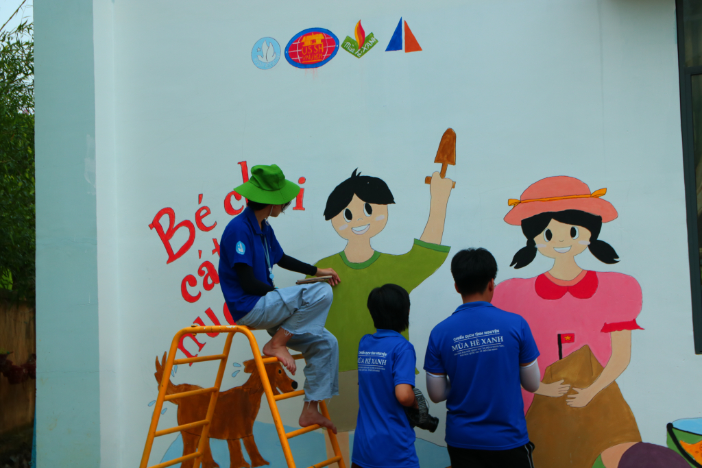 Vẽ tường dành tặng cho các em - Ảnh: Huyền Linh