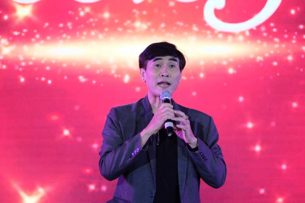 TS. Lê Hồng Phước dành tặng cho chương trình khúc Vọng cổ - Ảnh: Huyền Linh