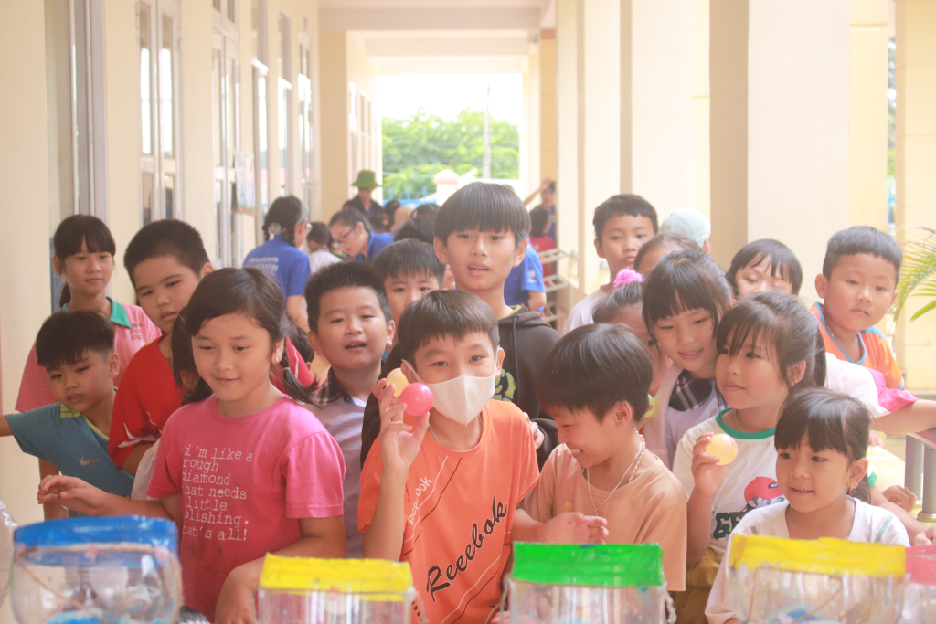 Qua những buổi sinh hoạt, chiến sĩ và các em gắn bó với nhau hơn rất nhiều - Ảnh: Đội hình Chuyên Ngôn ngữ Kí hiệu