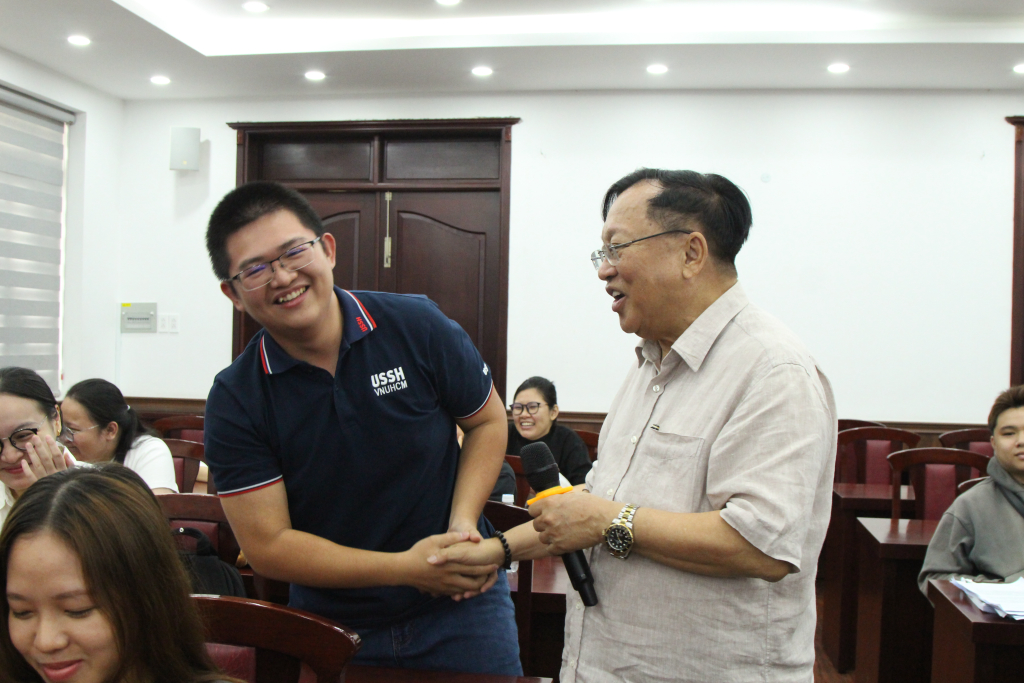 GS. Augustine Hà Tôn Vinh cùng các sinh viên lưu giữ lại kỷ niệm tại chương trình - Ảnh: NHƯ THẢO