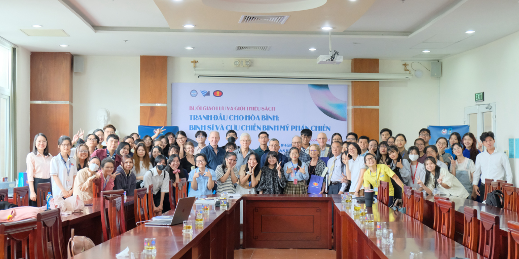 Diễn giả cùng người tham gia chụp ảnh lưu niệm sau buổi giao lưu - Ảnh: Huyền Linh