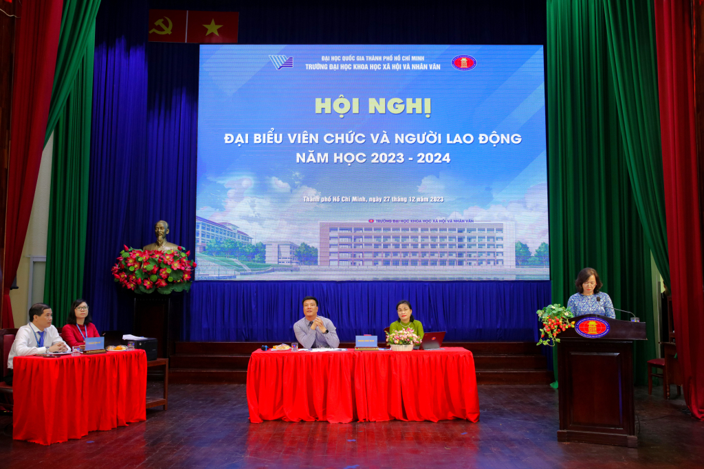 TS. Nguyễn Thị Hồng Vân trình bày Báo cáo Thẩm tra tư cách đại biểu