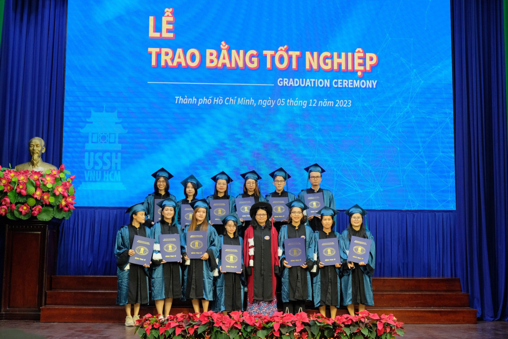 TS. Võ Thị Nữ Anh - Phó Trưởng khoa Ngữ văn Anh trao bằng cho các tân Thạc sĩ - Ảnh: Huyền Linh 