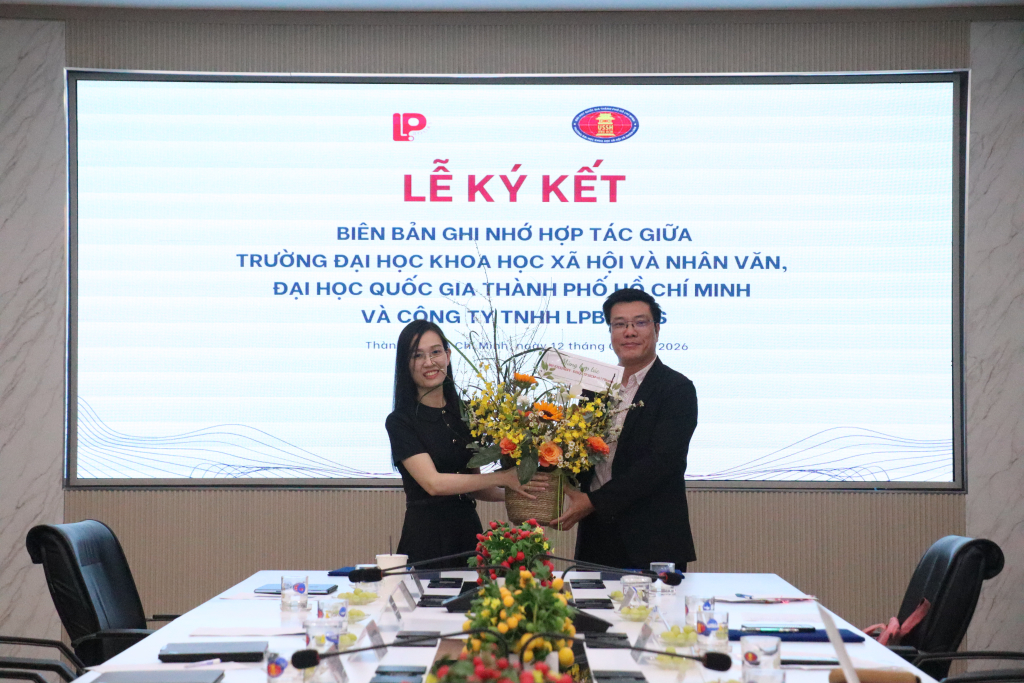 PGS.TS Lưu Văn Quyết ký Biên bản ghi nhớ hợp tác với Công ty TNHH LPBooks - Ảnh: MỸ HƯỜNG