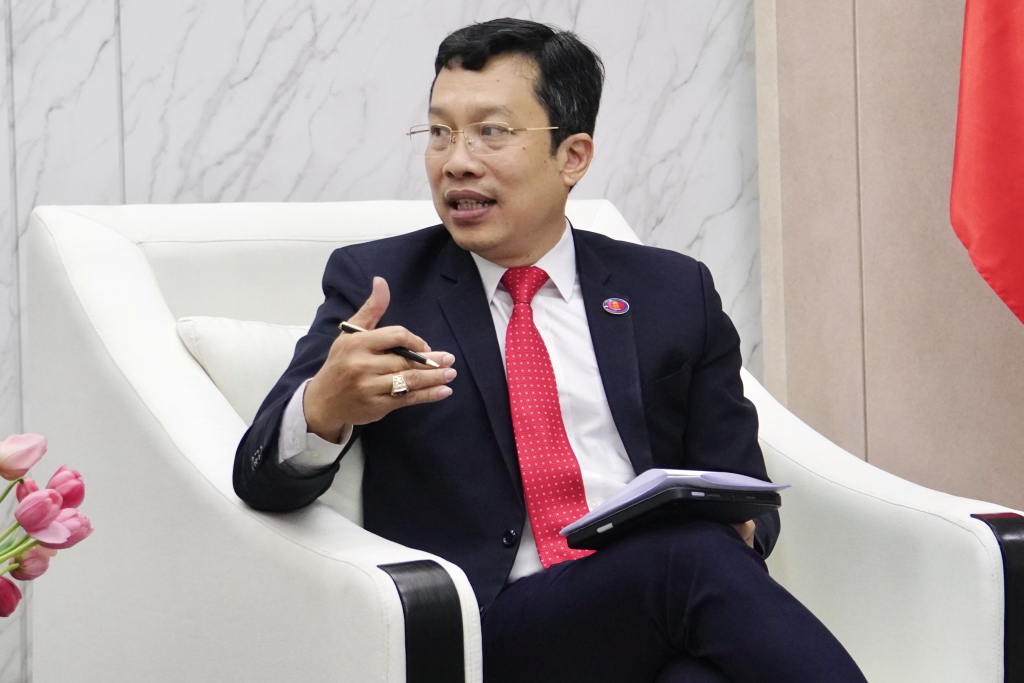 TS. Lê Hoàng Dũng bày tỏ sự quan tâm của Nhà trường đối với việc nghiên cứu và giao lưu văn hóa Mexico trong tương lai - Ảnh: KHÁNH MY