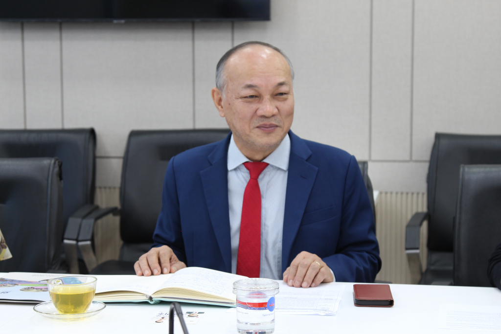 TS. Phan Thanh Định bày tỏ mong muốn mở rộng hợp tác với quận Saha để tạo thêm nhiều cơ hội giao lưu và gắn kết văn hóa giữa sinh viên Việt Nam và Hàn Quốc - Ảnh: MINH THƯ
