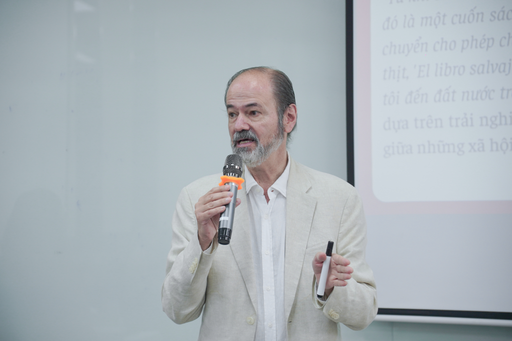 Mở đầu buổi trò chuyện, nhà văn Juan Villoro chia sẻ niềm xúc động khi đặt chân đến Việt Nam, đất nước mà ông hằng mơ ước từ thời trẻ - Ảnh: ĐÌNH VINH