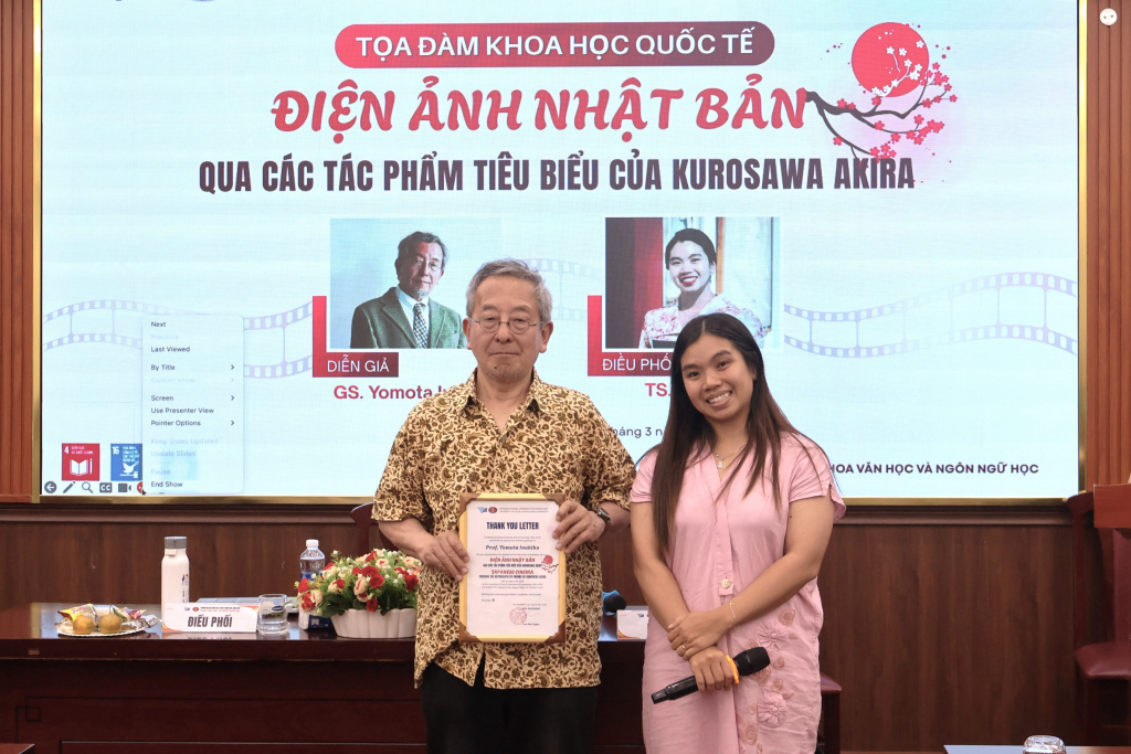 Đại diện hai bên chụp ảnh lưu niệm - Ảnh: NGUYỆT NGÂN