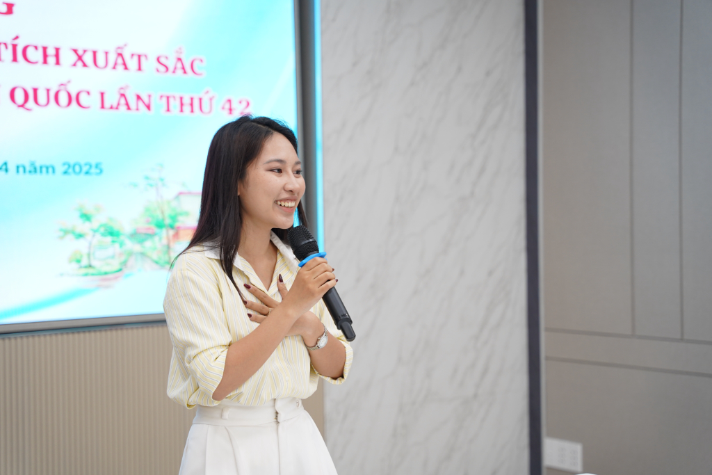 Sinh viên Trần Thúy Hường xúc động chia sẻ về hành trình làm nên Tác phẩm “Cuộc gọi 911” - Ảnh: MỸ TUYẾT 