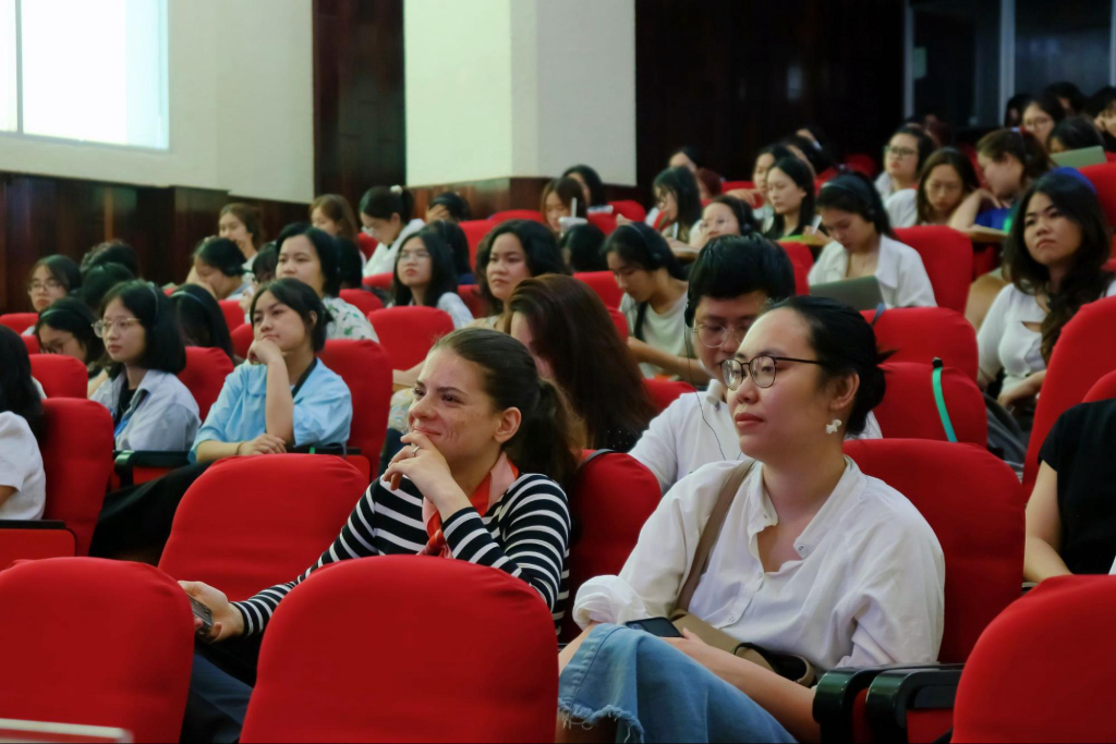 Sinh viên đến từ cả hai nước Việt Nam và Pháp cùng chăm chú lắng nghe - Ảnh: THÚY QUỲNH