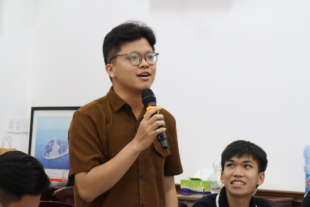 Sinh viên Nguyễn Đỗ Khải đặt câu hỏi cho tham luận của PGS.TS Nguyễn Thị Phương Trang - Ảnh: QUỲNH NHƯ