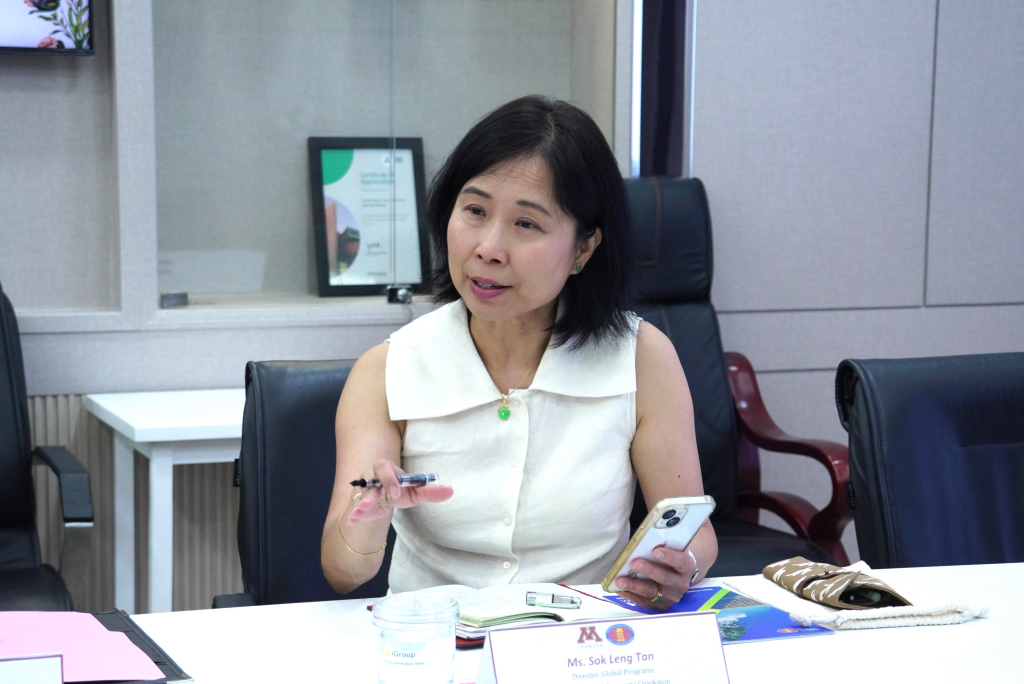 Bà Sok Leng Tan trao đổi về định hướng hợp tác đào tạo sau đại học giữa hai trường - Ảnh: KHÁNH MY