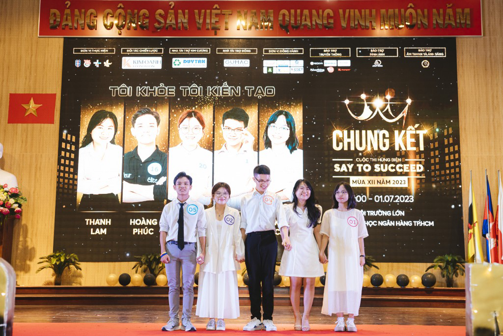 Nguyễn Hoàng Phúc (ngoài cùng bên trái) khi được vào top 5 - Ảnh: Fanpage Say to Succeed – Nói để thành công
