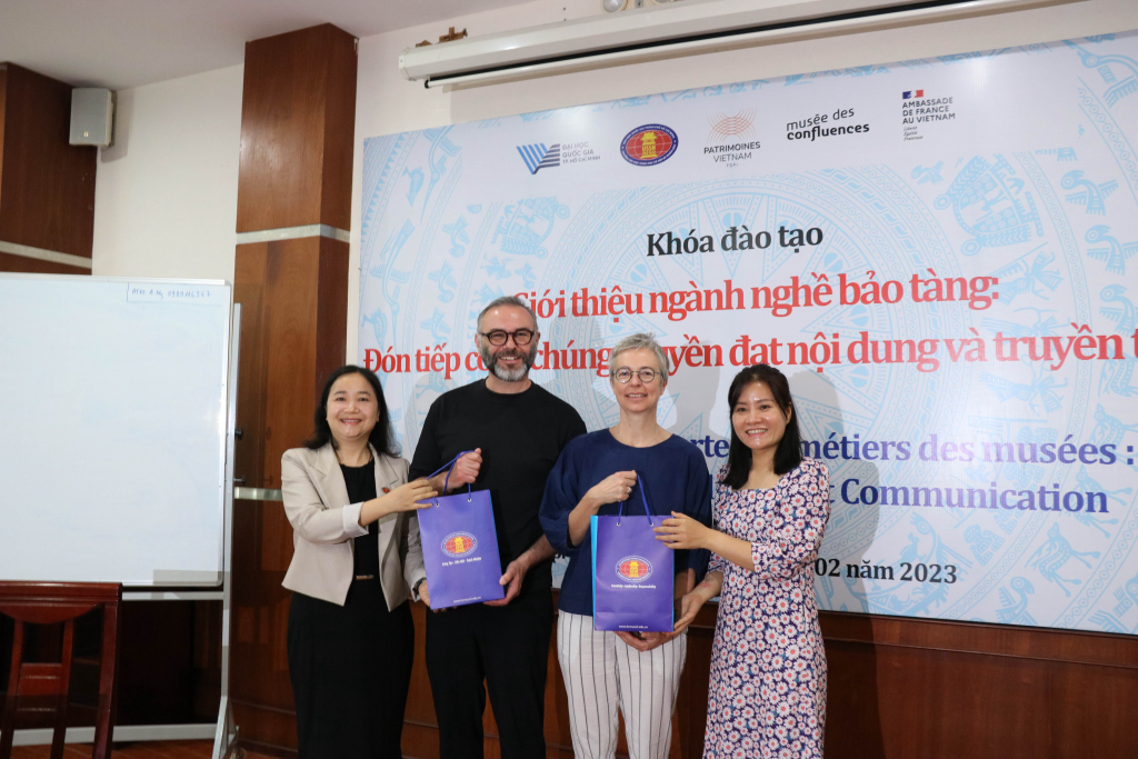 (Đại diện Bảo tàng Confluences và Nhà trường chụp ảnh lưu niệm - Ảnh: Thục Trang)