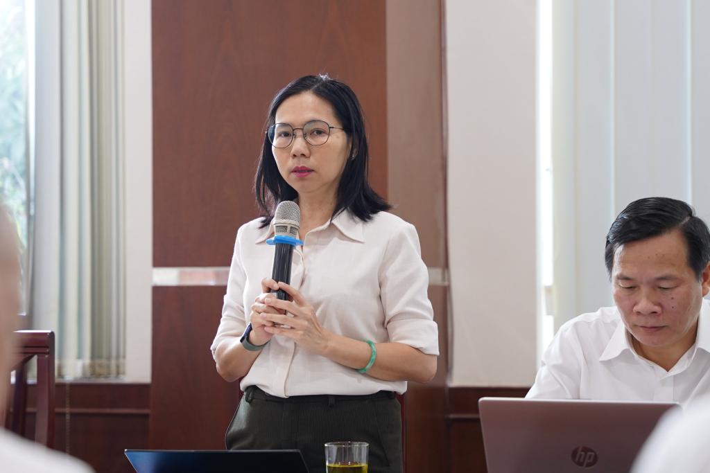 TS. Lê Thị Trâm Anh đánh giá Nhà trường đã hoàn thành tốt các chỉ tiêu mà ĐHQG-HCM đã đề ra trong năm 2024 - Ảnh: Phạm Trí