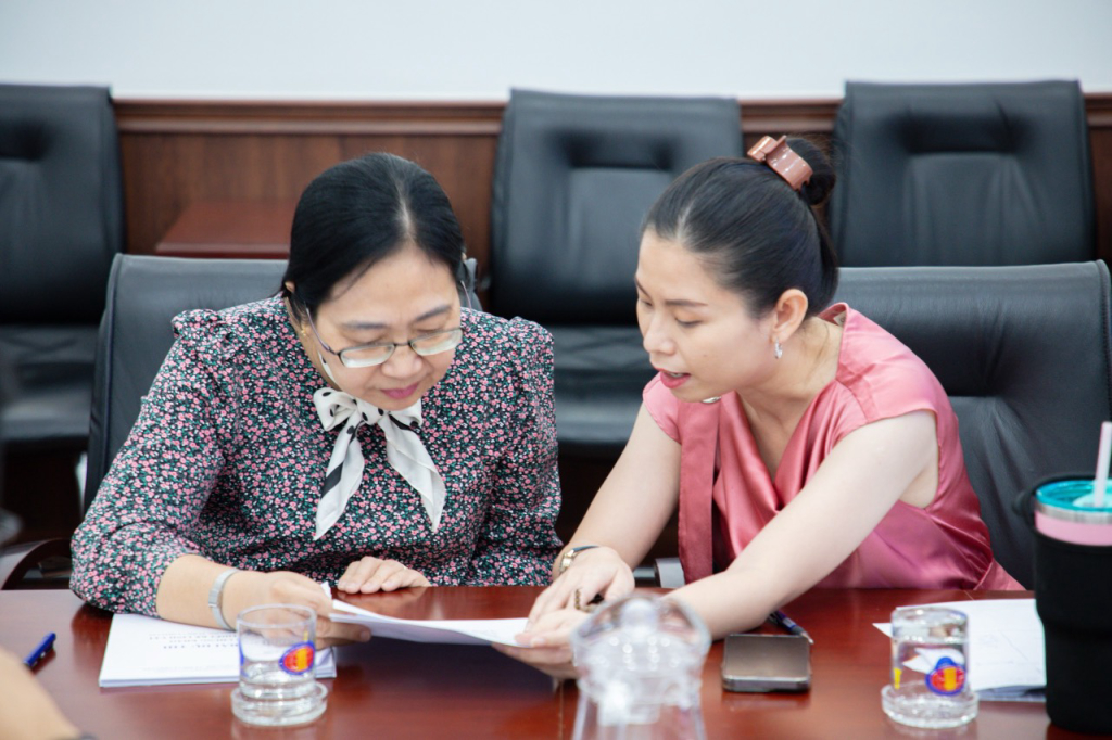 TS. Lê Thị Ngọc Điệp (bên trái) đánh giá các tác phẩm trong Vòng Chung khảo - Ảnh: Lý Nguyên