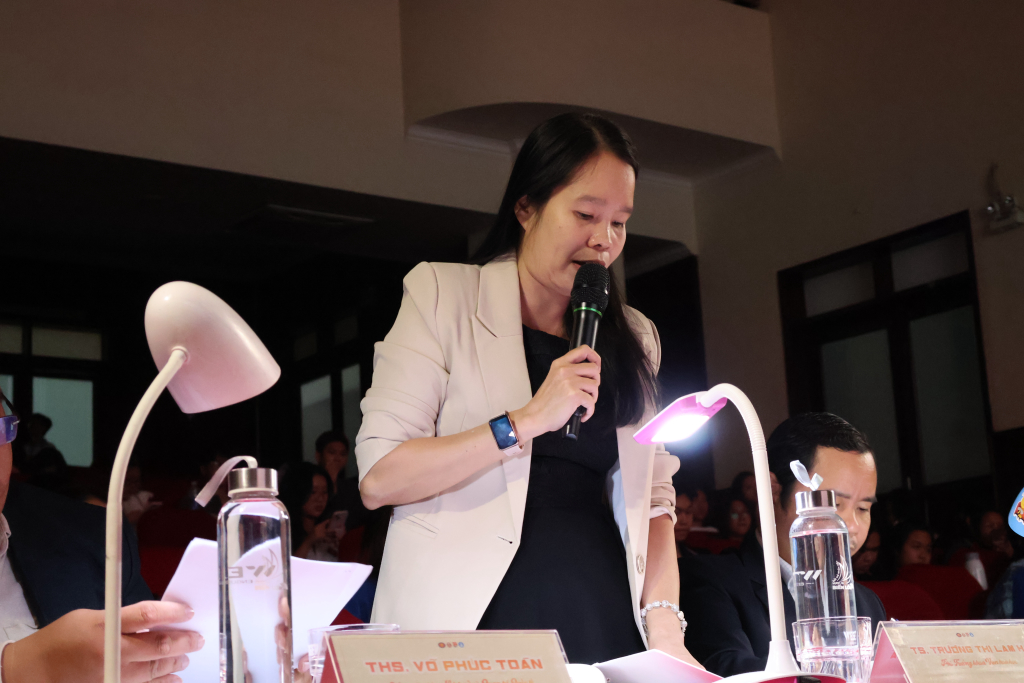 TS. Trương Thị Lam Hà đặt câu hỏi về phương thức truyền tải văn hóa đến đại chúng và những tác động của thời đại mới lên giá trị truyền thống - Ảnh: KHÁNH BĂNG