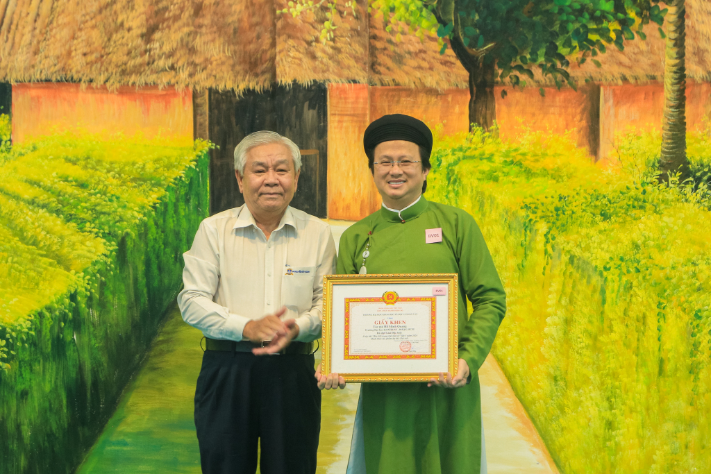 Đại biểu trao Giải Đặc biệt cho tác giả bài dự thi "Tôi được gặp Bác Hồ"