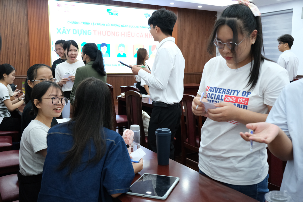 Sinh viên hào hứng làm bài tập được giao - Ảnh: Hương Mỹ