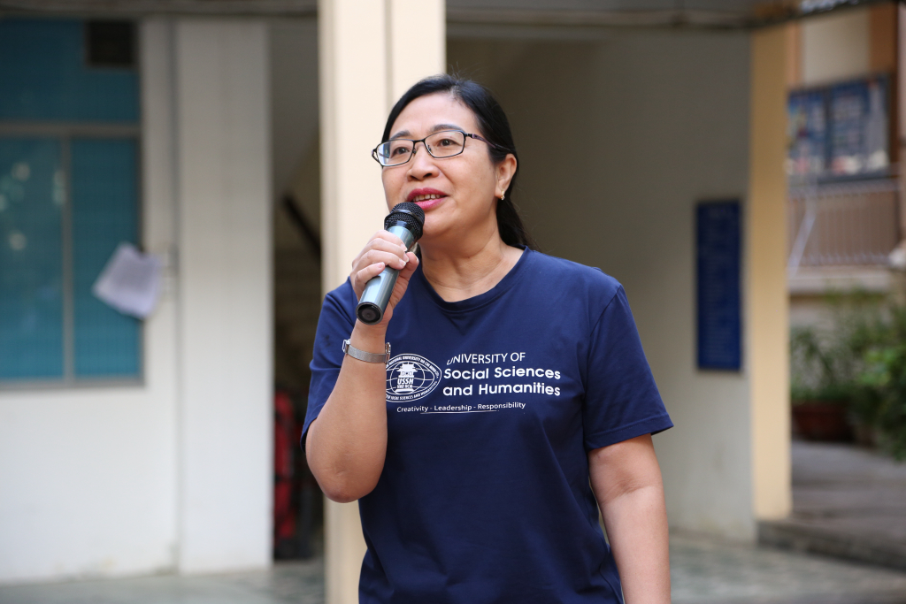 TS. Lê Thị Ngọc Điệp gửi lời tri ân đến tập thể sư phạm nhà trường - Ảnh: Ngọa Kỳ