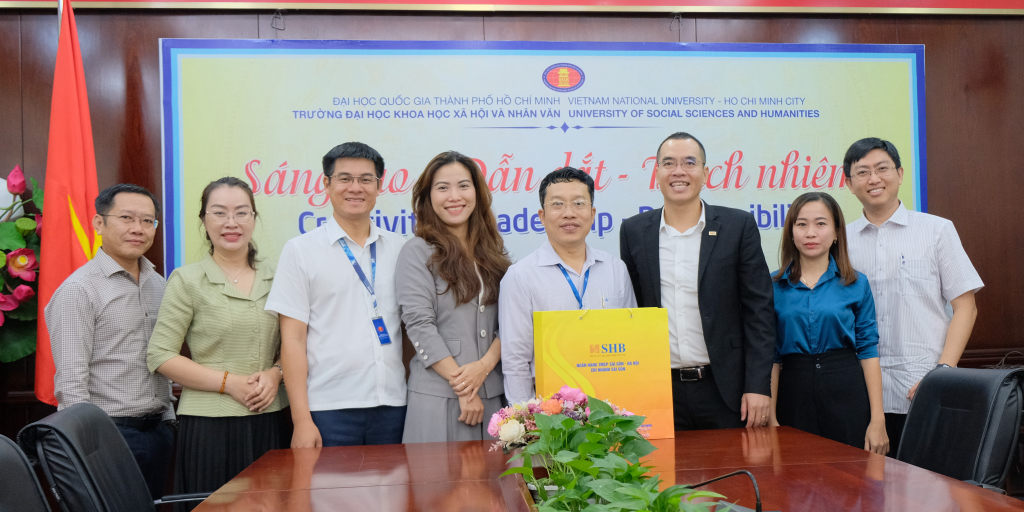 Hai bên chụp ảnh kỷ niệm sau buổi làm việc - Ảnh: Huyền Linh