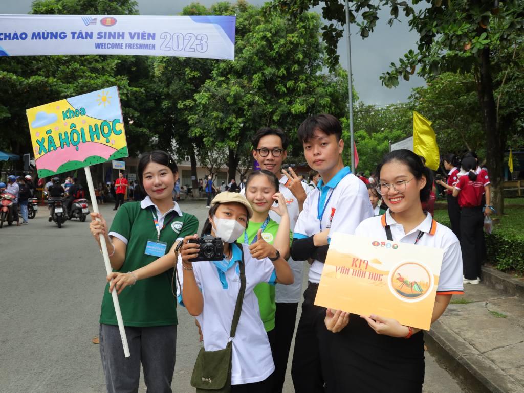 Các đội hình tình nguyện hỗ trợ tân sinh viên nhập học - Ảnh: CLB Truyền thông Info Plus