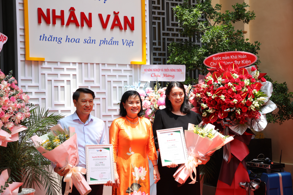 Nghi thức khánh thành Không gian OCOP Nhân văn - Ảnh: Lý Nguyên 