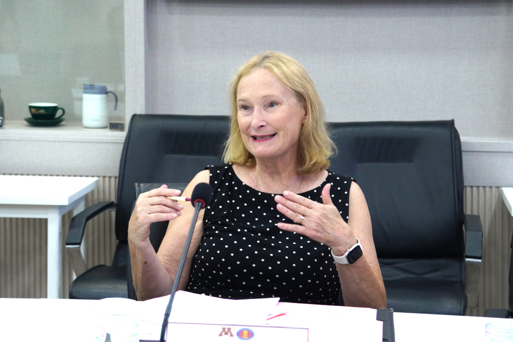 Bà Mary Holz-Clause chia sẻ về các lĩnh vực tiềm năng để hợp tác và đề xuất tổ chức chương trình ngắn hạn trong thời gian tới - Ảnh: KHÁNH MY