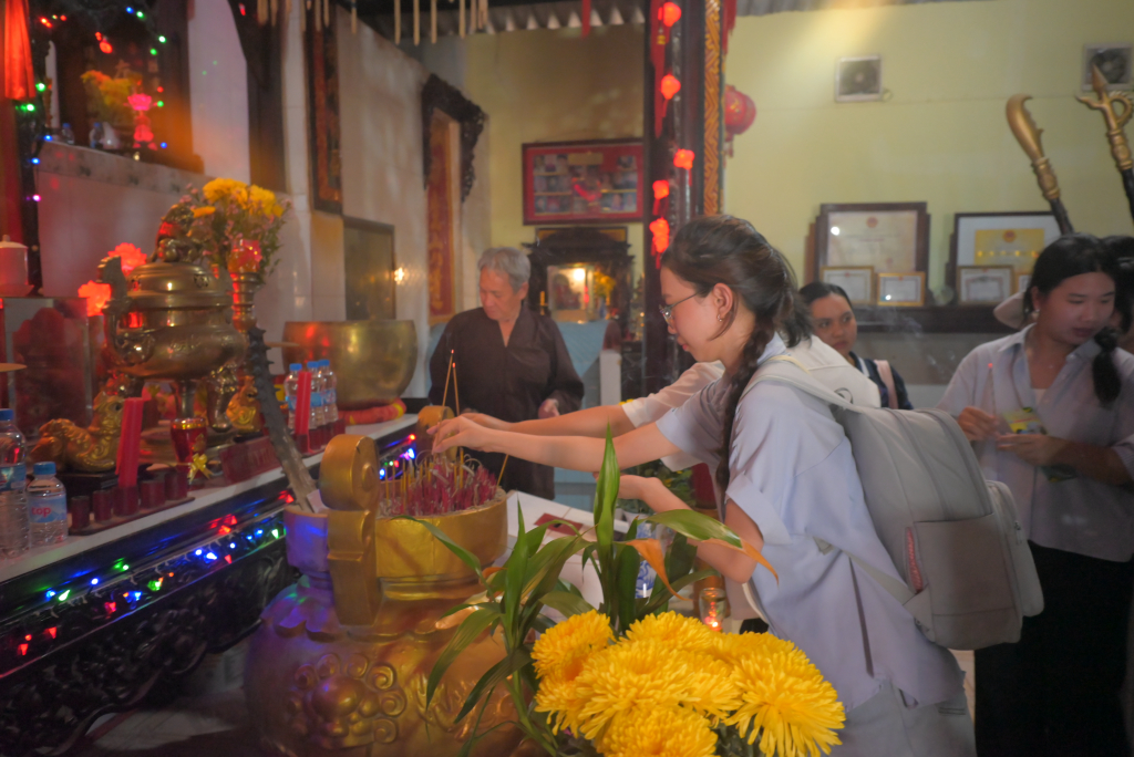 Sinh viên dâng hương tại gian thờ của Lăng Ông Thủy Tướng - Ảnh: Ý NGUYỄN