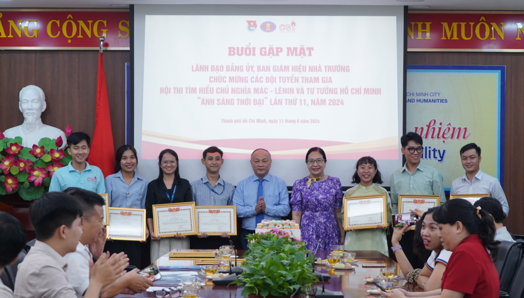 TS. Lê Thị Ngọc Điệp - Bí thư Đảng ủy và TS. Phan Thanh Định trao tặng giấy khen cho các đội thi - Ảnh: Phạm Trí