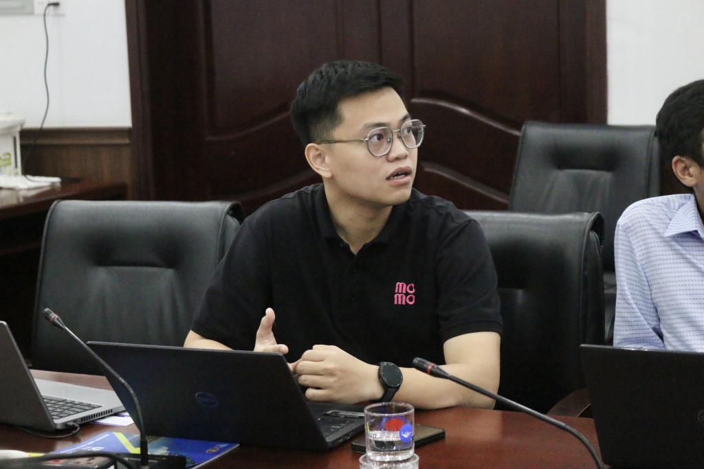 Ông Lê Phan Minh Huy giới thiệu các tính năng và khuyến mãi từ đối tác của MoMo Student Pass dành cho sinh viên - Ảnh: ĐỨC DƯƠNG