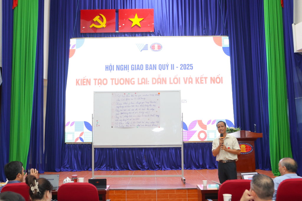 Đại diện các nhóm trình bày ý tưởng trong khuôn khổ hoạt động “Dẫn lối – Kết nối: Kính đa chiều” - ẢNH: NGỌA KỲ