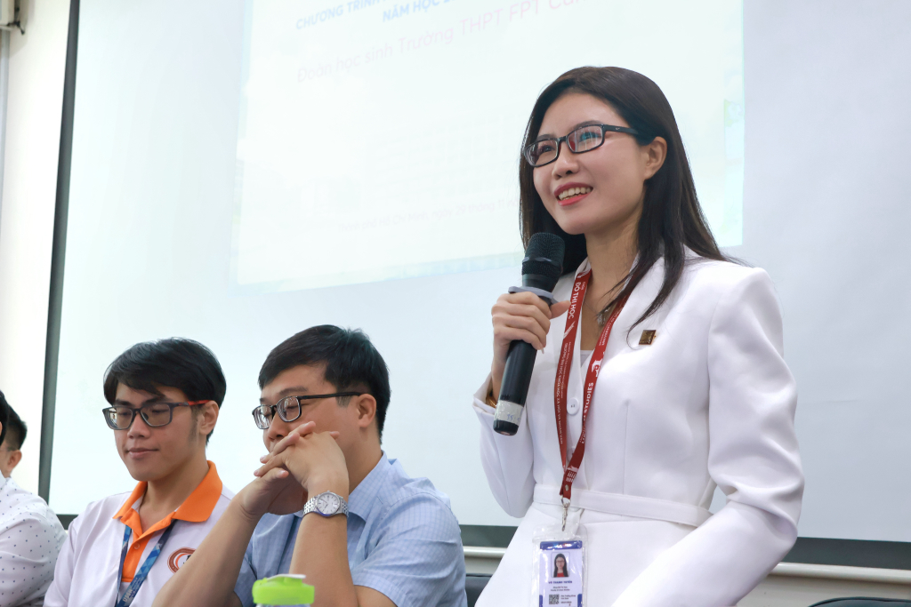 TS. Võ Thị Thanh Tuyền giới thiệu về một số Câu lạc bộ của Khoa như: CLB Khám phá Đô Thị, CLB Truyền thông và Tổ chức Sự kiện Đô thị, CLB Tình nguyện Một ngày mới - Ảnh: THANH HẢI