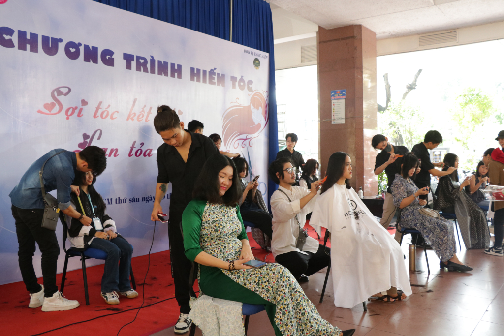 Đội ngũ nhân viên thuộc 1900 Hair Salon đã tình nguyện hỗ trợ và cắt tóc miễn phí cho những người tham gia chương trình - Ảnh: Mỹ Hân, Phương Khanh 