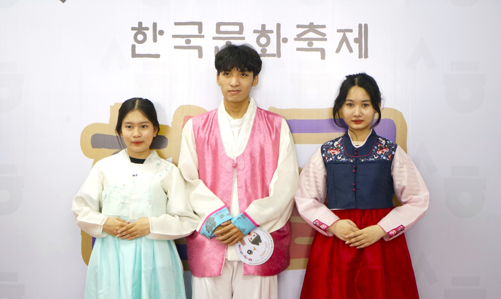 Sinh viên trải nghiệm Hanbok - trang phục truyền thống của Hàn Quốc - Ảnh: Thiên Phúc