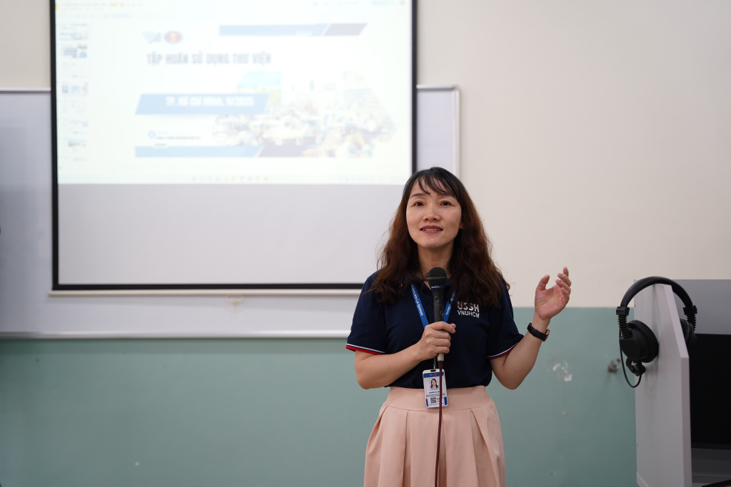 Buổi tập huấn sử dụng thư viện giúp tân sinh viên học cách khai thác hiệu quả nguồn tài nguyên học liệu - Ảnh: CLB TRUYỀN THÔNG INFO PLUS
