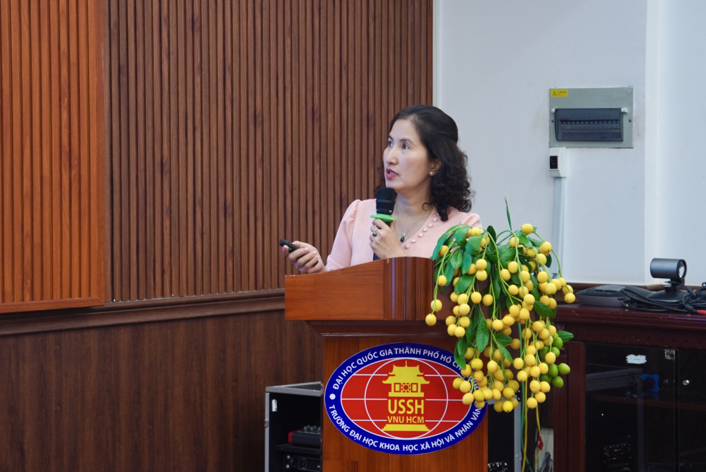PGS.TS. Ngô Thị Thu Trang, Trưởng khoa Địa lý, trình bày định hướng tái cấu trúc khung chương trình đào tạo ngành Địa lý học - Ảnh: KHÁNH MY