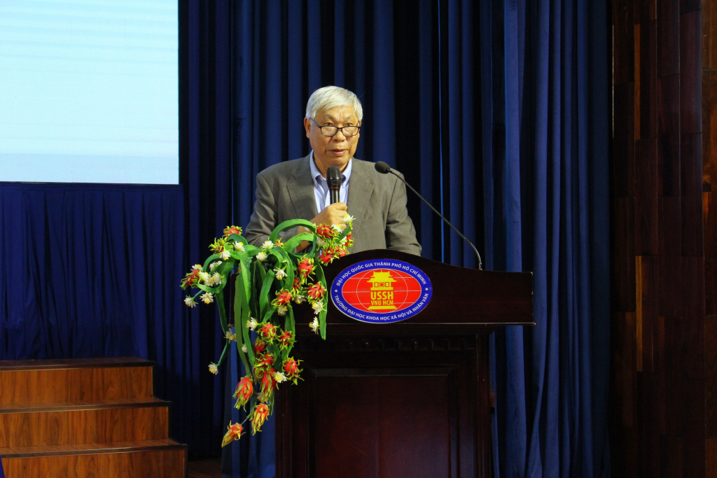 PGS.TS. Nguyễn Tiến Lực trình bày nghiên cứu về vai trò của các lễ hội giao lưu Việt - Nhật trong việc tạo tương tác văn hóa cho giới trẻ đô thị - Ảnh: NGUYỆT NGÂN