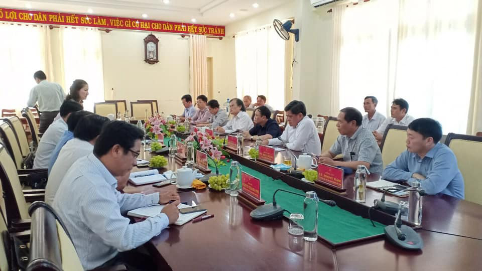 Thứ trưởng Trần Thanh Nam (áo trắng , thứ ba bên phải), Đại diện Cục Kinh tế Hợp tác, Lãnh đạo tỉnh Ninh Thuận, UBND huyện Ninh Hải, TT PTNT-SU và các bên liên quan.