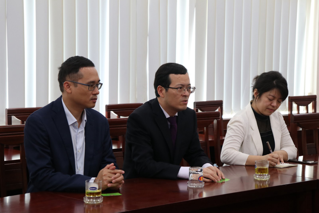 Ông Từ Châu (giữa) bày tỏ dự định tăng suất học bổng cho sinh viên Việt Nam - Ảnh : Ngọc Hân