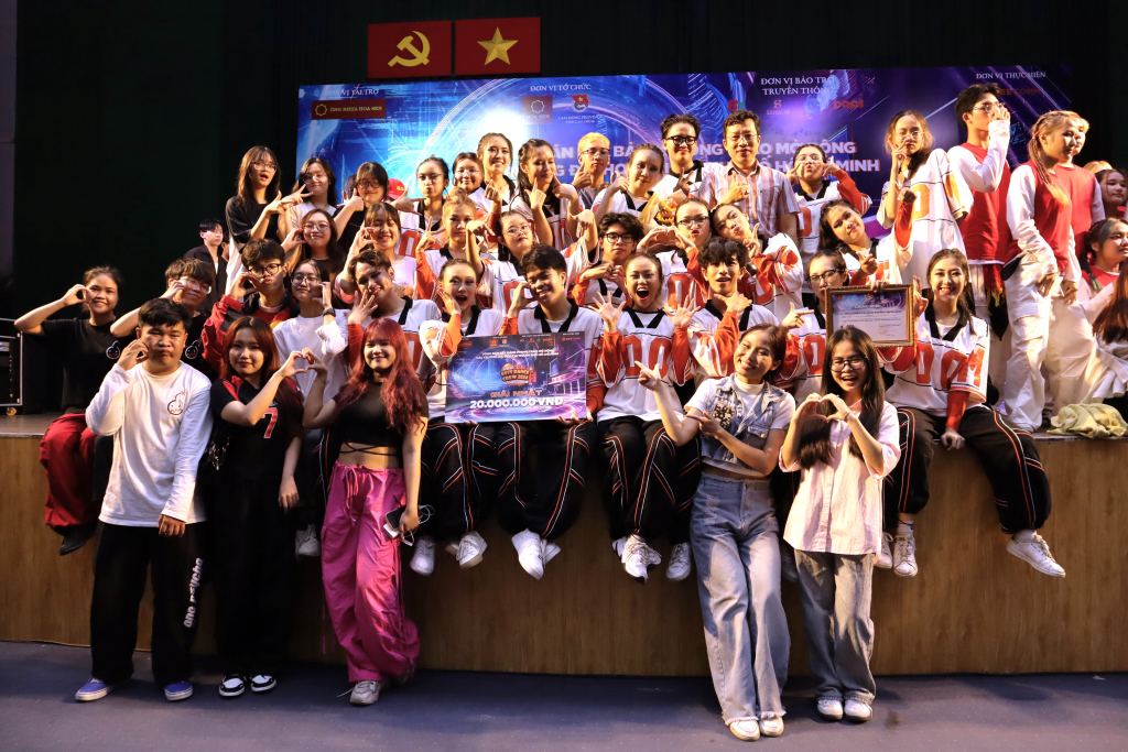TS. Lê Hoàng Dũng - Phó Hiệu trưởng Nhà trường đến cổ vũ các thành viên
