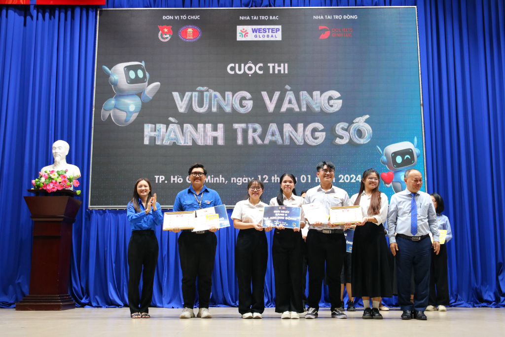 Đ/c Trịnh Hoàng Long và đội thi khoa Du lịch xuất sắc về nhất chung cuộc - Ảnh: Tiến Anh