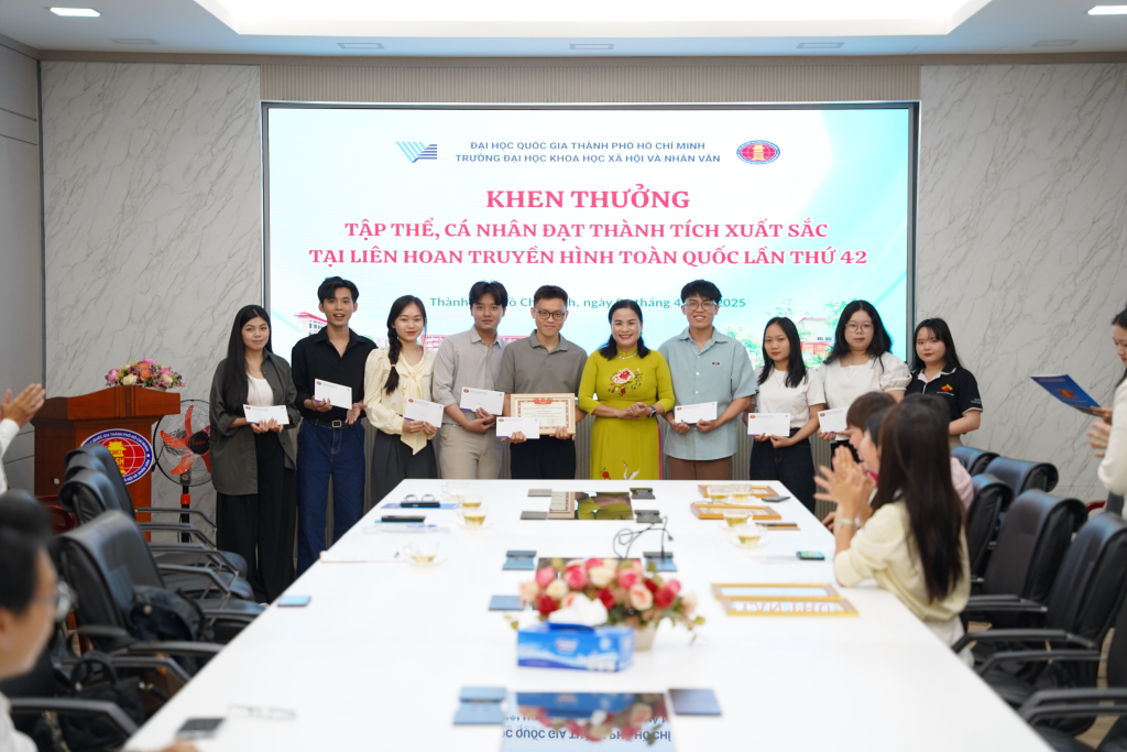 Nhóm tác giả của Tác phẩm “Nội Mai”, lớp K21 Báo chí Hệ Chính quy tập trung - Ảnh: MỸ TUYẾT