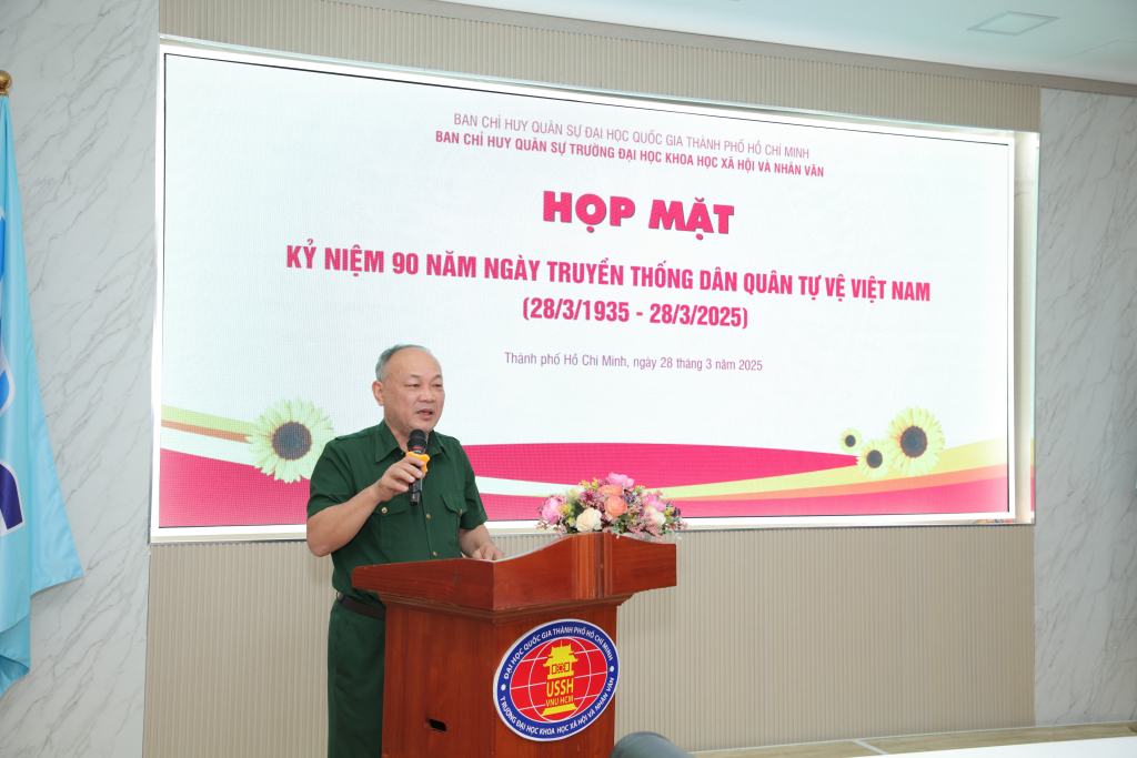 TS. Phan Thanh Định phát biểu ôn lại truyền thống và định hướng nhiệm vụ cho lực lượng tự vệ Nhà trường - Ảnh: THU THẢO