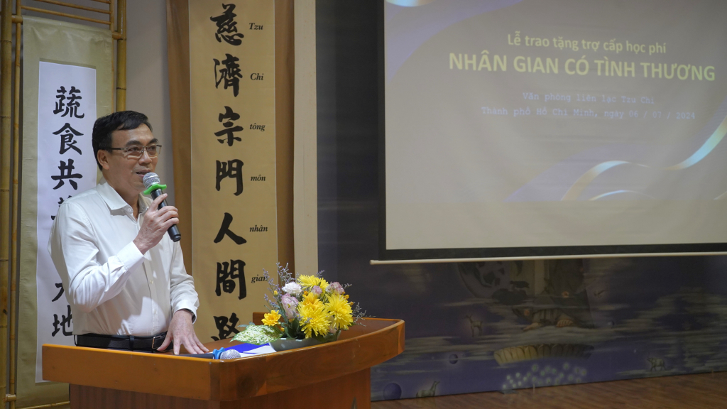 TS. Phạm Tấn Hạ hy vọng các bạn sinh viên Nhân văn sau khi nhận học bổng sẽ không ngừng học tập để có thể cống hiến và xây dựng xã hội - Ảnh: Phạm Trí