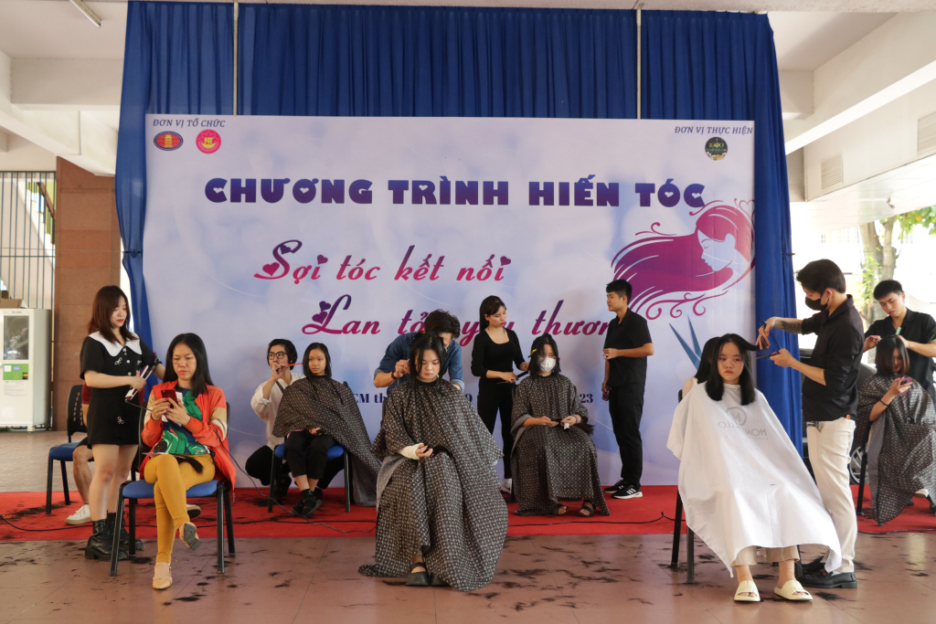 Salon tóc 1900 Hair Salon là đơn vị đồng tổ chức Chương trình “Sợi tóc kết nối, lan tỏa yêu thương” - Ảnh: Mỹ Hân 