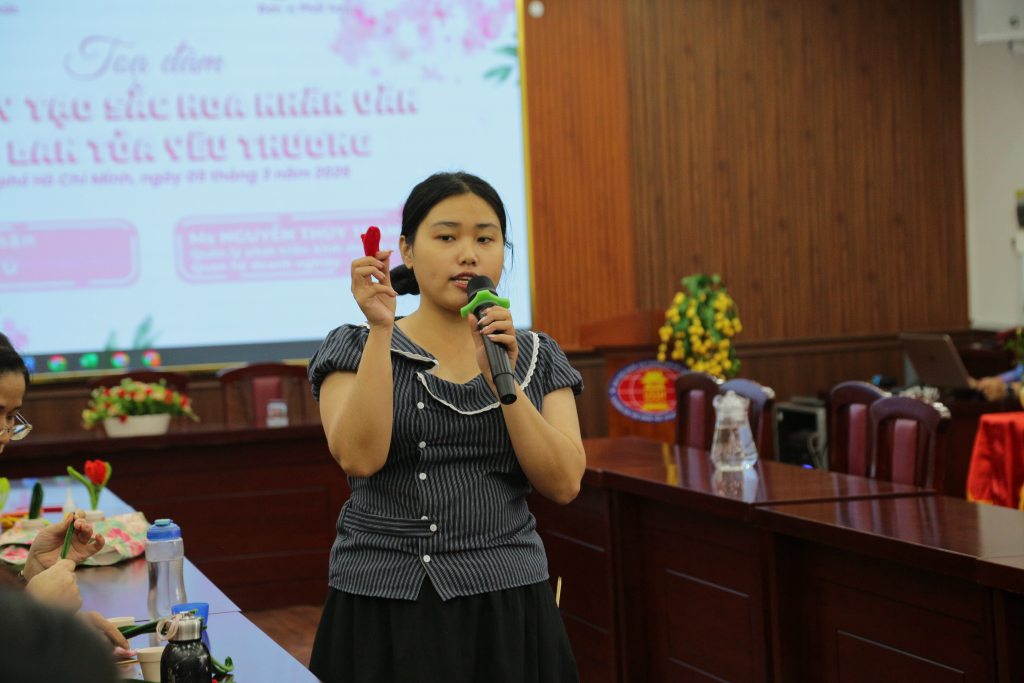 Nghệ nhân Nhã Tú chia sẻ quy trình để thực hiện chậu hoa kẽm nhung với các quy trình cụ thể - Ảnh: QUỲNH NHƯ